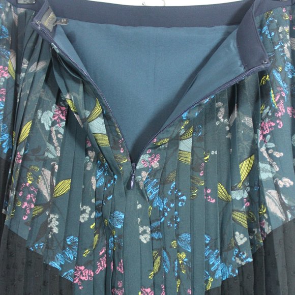 Banana Republic Pleated Skirt size 8 and 14 NWOT - Picture 6 of 8